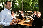 Wirt und seine Gäste (Foto: MartiN Schmitz)